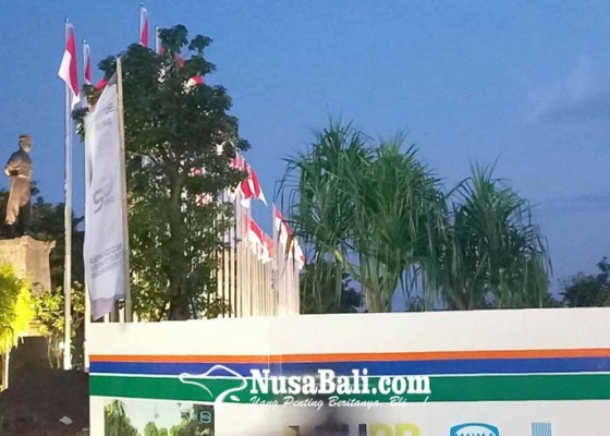 Nusabali.com - bundaran-taman-ngurah-rai-dipasangi-50-tiang-bendera