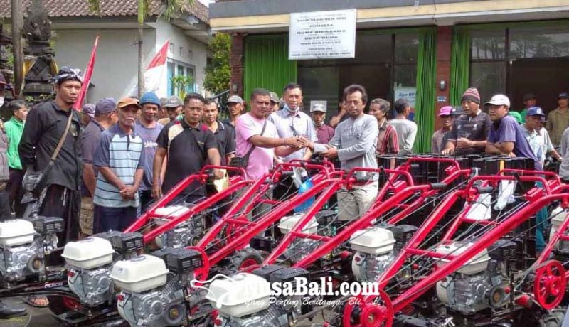 www.nusabali.com-perbekel-duda-bagikan-bantuan-10-traktor-dan-bibit-padi