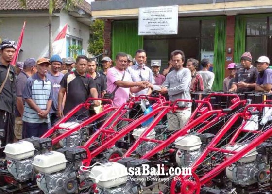 Nusabali.com - perbekel-duda-bagikan-bantuan-10-traktor-dan-bibit-padi