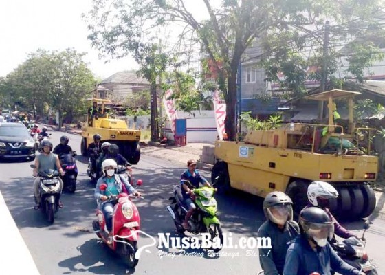 Nusabali.com - perbaikan-jalan-picu-kemacetan-panjang