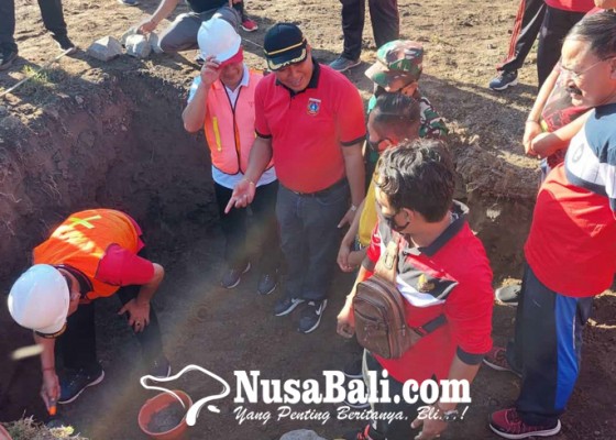 Nusabali.com - bupati-letakkan-batu-pertama-pembangunan-tribun