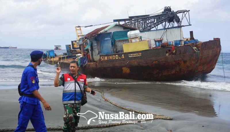 www.nusabali.com-tugboat-dan-tongkang-terdampar-di-pantai-tanah-ampo