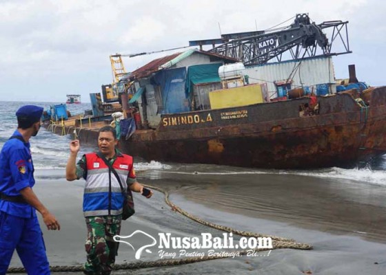 Nusabali.com - tugboat-dan-tongkang-terdampar-di-pantai-tanah-ampo