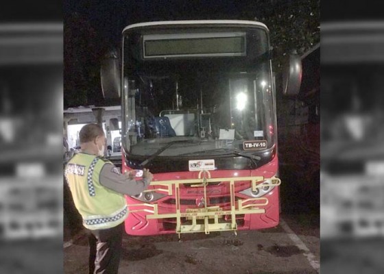 Nusabali.com - bus-trans-metro-dewata-tabrak-pemotor-1-tewas