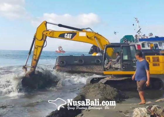 Nusabali.com - tugboat-tenggelam-di-pantai-banjar-tanah-ampo