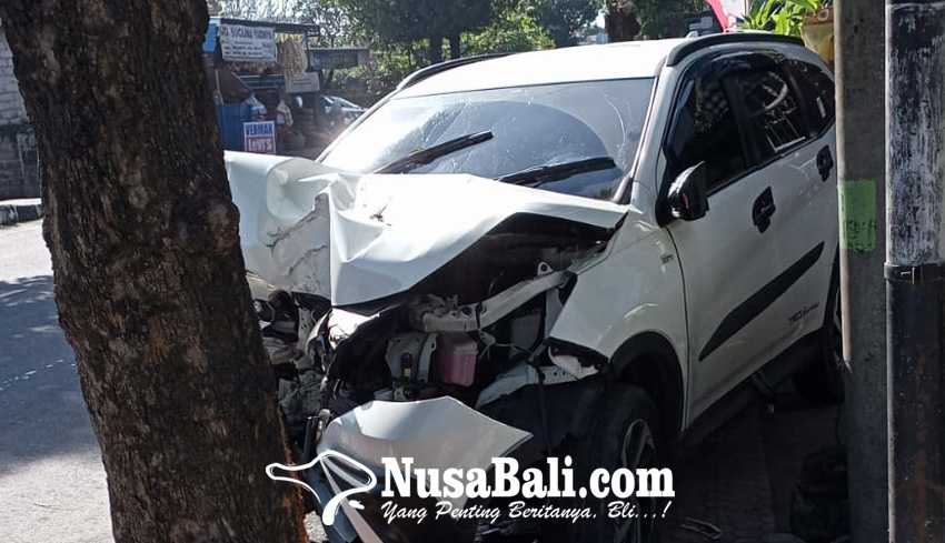 www.nusabali.com-mobil-tabrak-pohon-di-blahbatuh-suami-selamat-istri-tewas