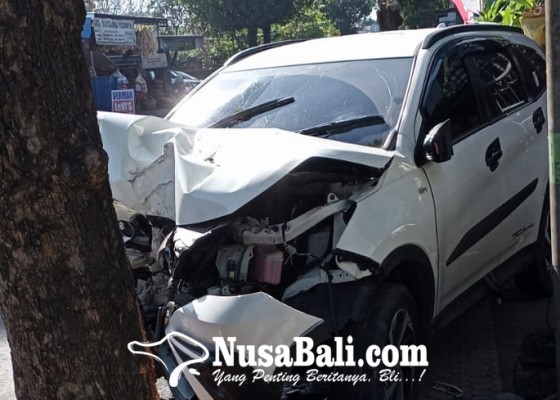 Nusabali.com - mobil-tabrak-pohon-di-blahbatuh-suami-selamat-istri-tewas