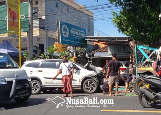 Nusabali.com - mobil-pasutri-pedagang-nabrak-pohon-1-tewas