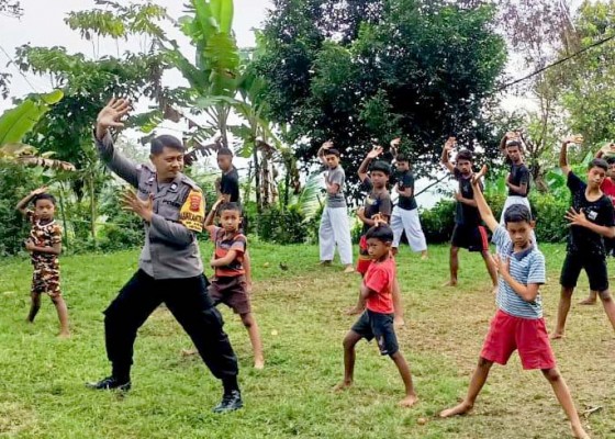 Nusabali.com - bhabinkamtibmas-ajak-anak-anak-latihan-silat