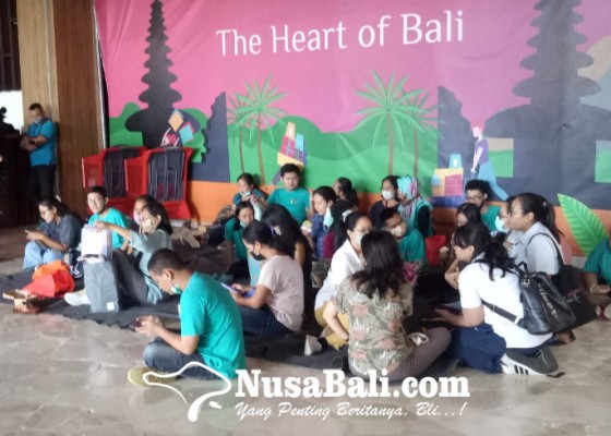 Nusabali.com - festival-anak-denpasar-anak-difabel-dan-orangtua-ikuti-lomba-parenting-menghias-kaleng