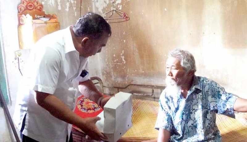 www.nusabali.com-bupati-tamba-bagikan-makanan-gratis-bagi-lansia-miskin