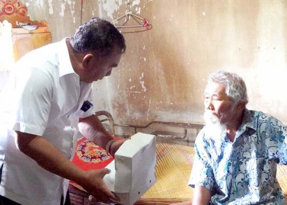 Nusabali.com - bupati-tamba-bagikan-makanan-gratis-bagi-lansia-miskin