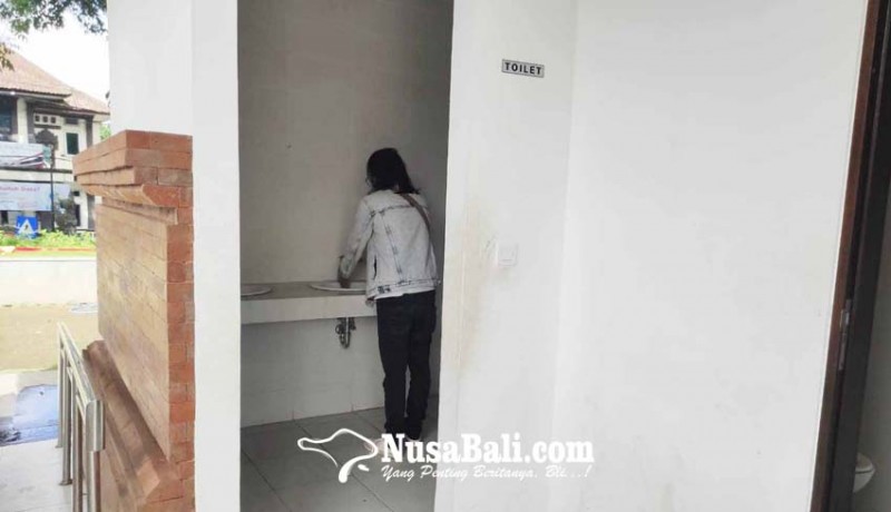 www.nusabali.com-toilet-di-alun-alun-terkesan-kurang-terawat