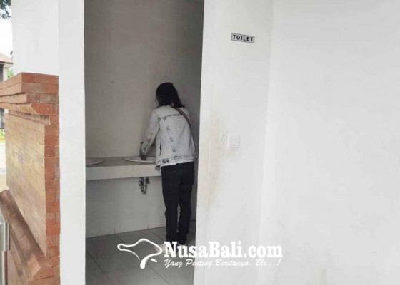 Nusabali.com - toilet-di-alun-alun-terkesan-kurang-terawat