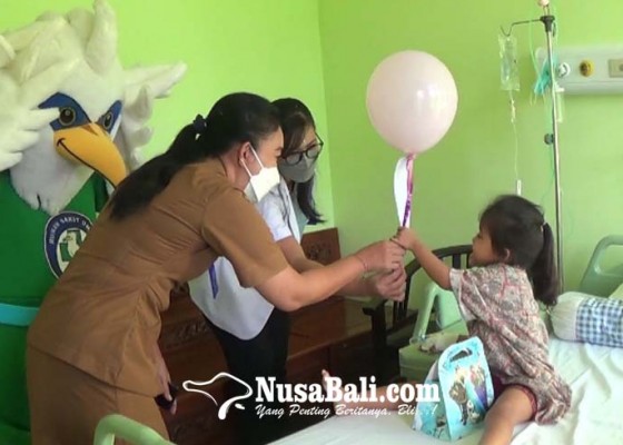 Nusabali.com - peringati-han-rsu-negara-bagikan-bingkisan-ke-pasien-anak