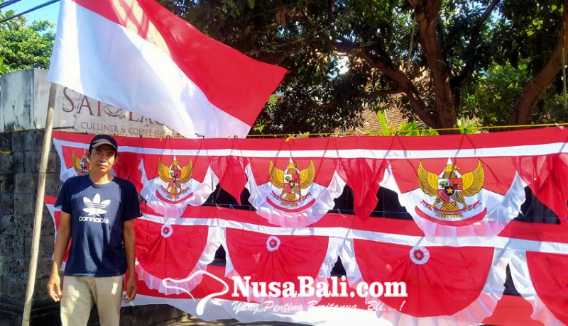 www.nusabali.com-penjual-bendera-musiman-di-denpasar-kian-ramai
