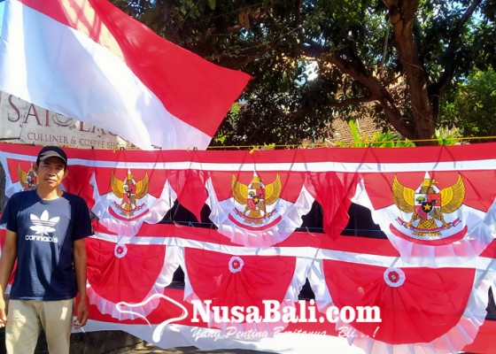Nusabali.com - penjual-bendera-musiman-di-denpasar-kian-ramai