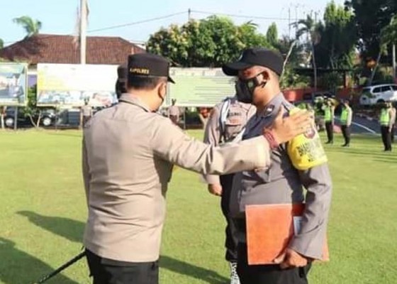 Nusabali.com - sekolahkan-anak-miskin-polisi-terima-penghargaan