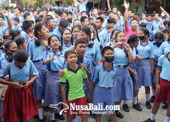 Nusabali.com - rayakan-hut-siswa-smpn-1-amlapura-dansa-bersama