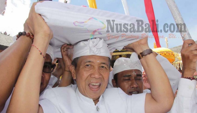 www.nusabali.com-bhatara-turun-kabeh-gubernur-mundut-pralingga-bhatara-lingsir