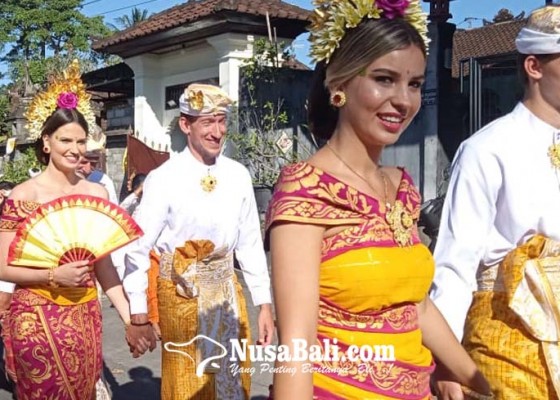 Nusabali.com - terkagum-kagum-satu-keluarga-turis-asal-belanda-ikut-mapeed