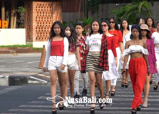 Nusabali.com - tepis-ikut-ikutan-ajang-viral-citayam-fashion-week-di-jakarta-seratusan-model-adu-pesona-di-atas-zebra-cross-denpasar