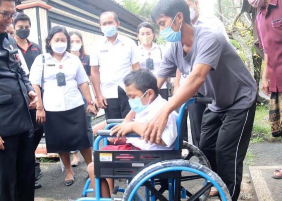 Nusabali.com - adi-arnawa-serahkan-kursi-roda-bagi-penyandang-disabilitas