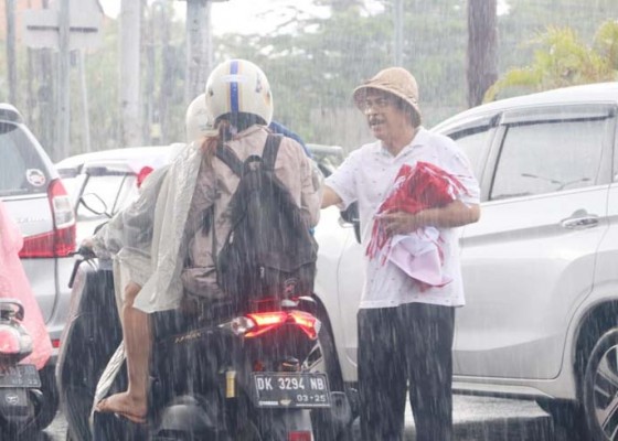 Nusabali.com - kesbangpol-bali-bagikan-7000-bendera-merah-putih-kepada-pengguna-jalan