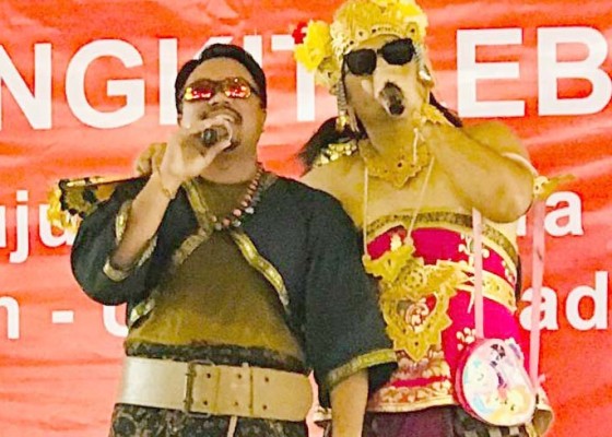Nusabali.com - duet-karaoke-camat-kocok-perut-penonton