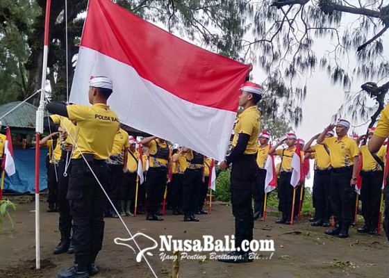 Nusabali.com - diikuti-77-personel-jalan-kaki-2-jam-untuk-ke-tempat-upacara