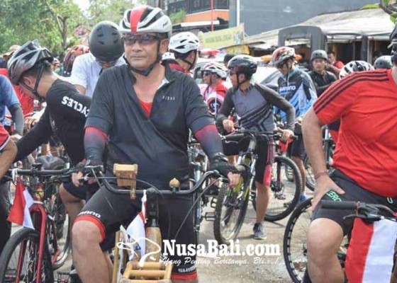 Nusabali.com - bupati-gede-dana-kayuh-sepeda-bambu-sejauh-10-km