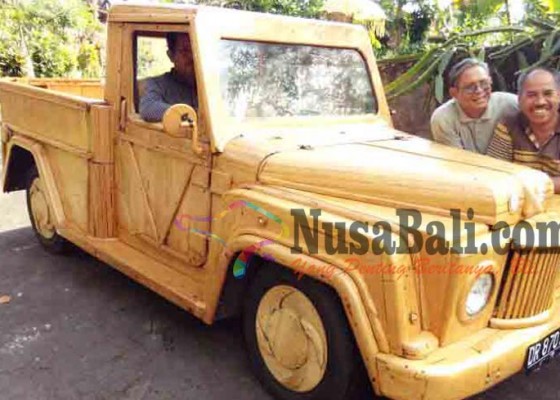 Nusabali.com - warga-desa-bengkel-bikin-mobil-kayu