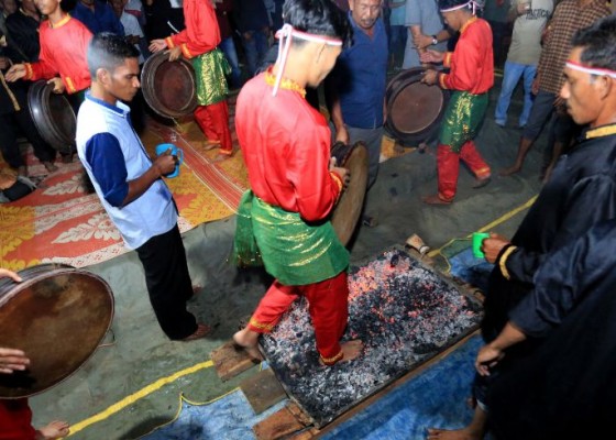 Nusabali.com - festival-bloh-lam-apui-jalan-di-atas-bara