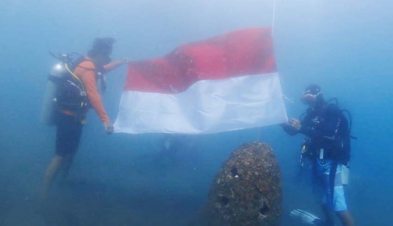 www.nusabali.com-perayaan-hut-ke-77-kemerdekaan-ri-di-buleleng-dimeriahkan-pengibaran-bendera-di-bawah-laut