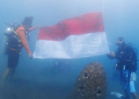 Nusabali.com - perayaan-hut-ke-77-kemerdekaan-ri-di-buleleng-dimeriahkan-pengibaran-bendera-di-bawah-laut