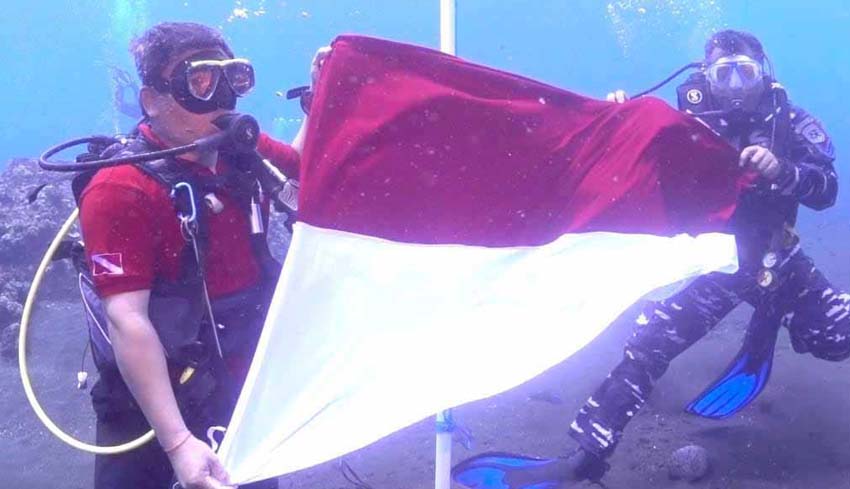www.nusabali.com-tnipolri-bentangkan-bendera-sepanjang-77-meter-di-dasar-laut