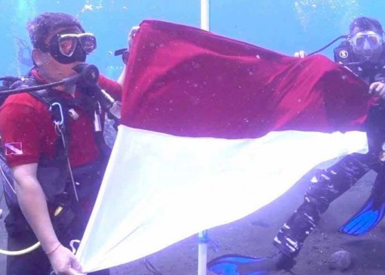 Nusabali.com - tnipolri-bentangkan-bendera-sepanjang-77-meter-di-dasar-laut
