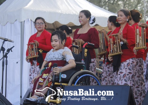 Nusabali.com - anggita-chandra-penyanyi-disabilitas-yang-gigih-berkarya
