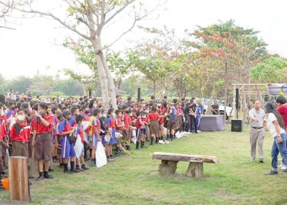 Nusabali.com - ratusan-siswa-bersihkan-pantai-rambut-siwi