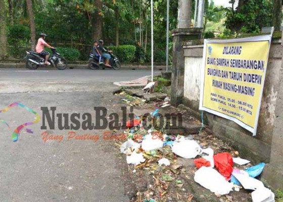 Nusabali.com - larangan-buang-sampah-campah-dlhp-tarik-bak-sampah-besar-di-kota-semarapura