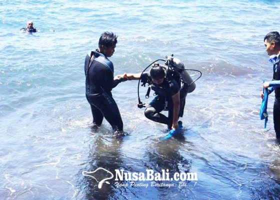 Nusabali.com - puluhan-wisatawan-diving-di-tulamben