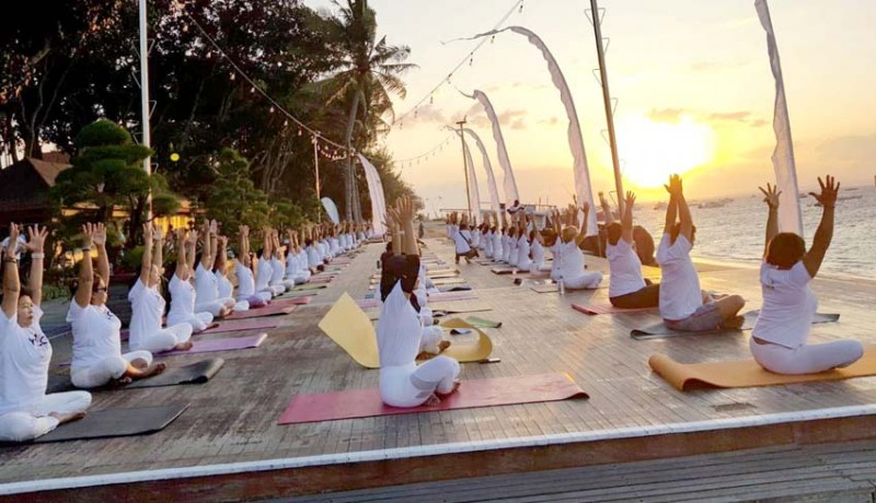 www.nusabali.com-ratusan-penekun-yoga-ramaikan-sanfes-2022