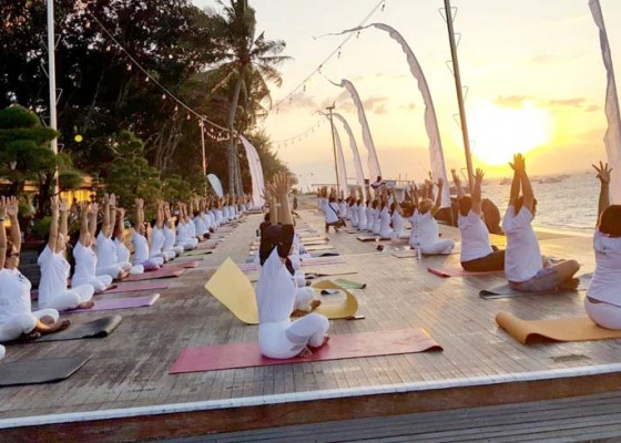 Nusabali.com - ratusan-penekun-yoga-ramaikan-sanfes-2022
