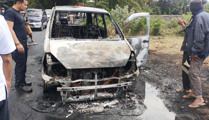 www.nusabali.com-mobil-terbakar-di-seririt-empat-penumpang-selamat
