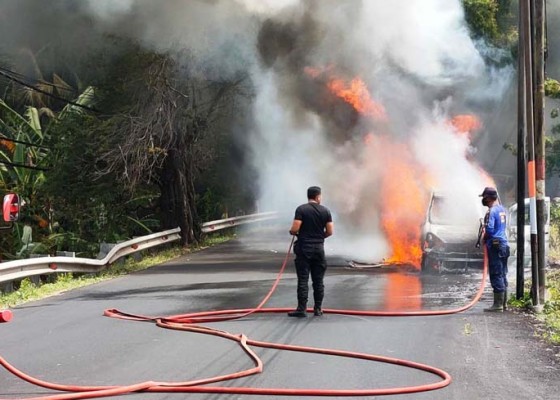 Nusabali.com - mobil-terbakar-di-seririt-empat-penumpang-selamat