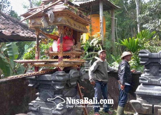 Nusabali.com - rumah-dan-sanggah-diterjang-pohon-tumbang