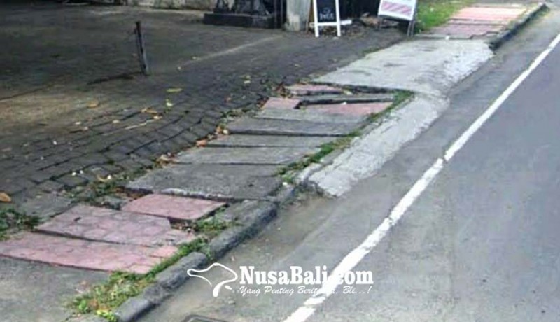 www.nusabali.com-drainase-di-jalan-raya-kuta-dikeluhkan