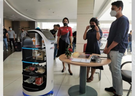 Nusabali.com - dealer-mobil-ini-gunakan-robot-untuk-melayani-pengunjung