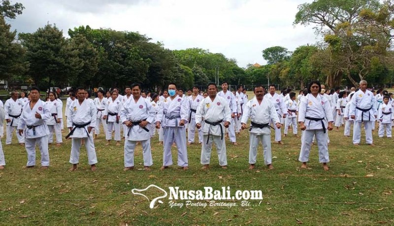 www.nusabali.com-ratusan-karateka-inkanas-gelar-latihan-bersama-di-renon