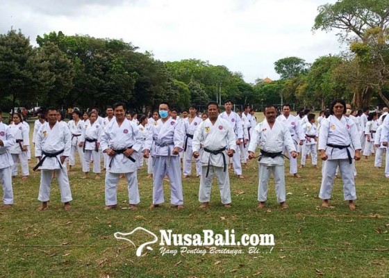 Nusabali.com - ratusan-karateka-inkanas-gelar-latihan-bersama-di-renon